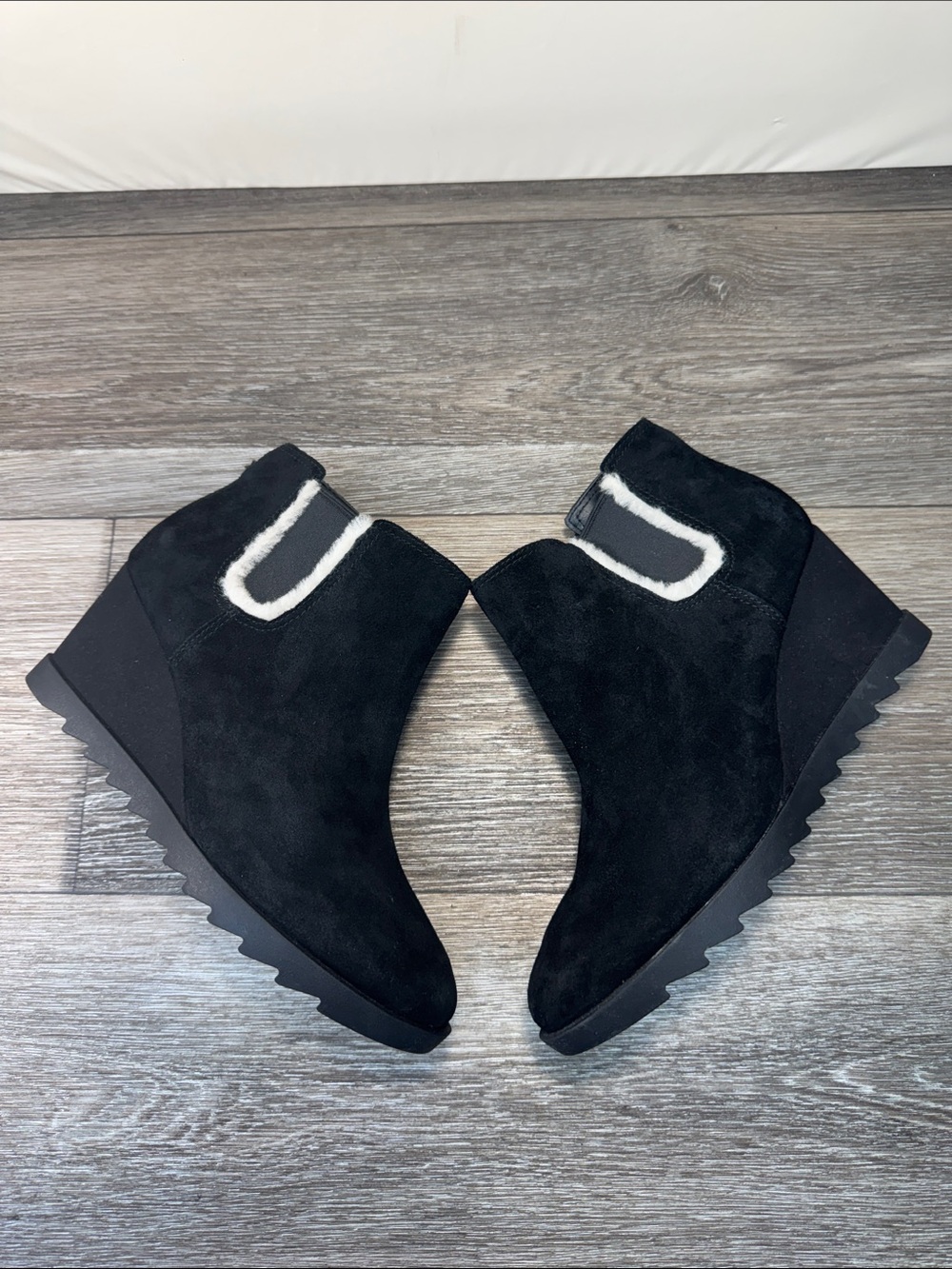 Koolaburra by Igg  Black Suede Wedge Ankle Boots woman’s SZ 10 (h70)